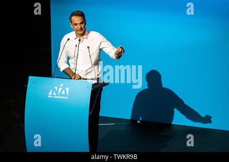 Atene, Grecia. Il 21 giugno, 2019. Kyriakos Mitsotakis, leader del partito conservatore "Nuova democrazia", parla ai suoi sostenitori durante un rally. Credito: Angelos Tzortzinis/dpa/Alamy Live News Foto Stock