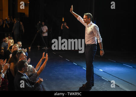Atene, Grecia. Il 21 giugno, 2019. Kyriakos Mitsotakis, presidente del partito conservatore "Nuova democrazia", onde ai suoi sostenitori durante un rally. Credito: Angelos Tzortzinis/dpa/Alamy Live News Foto Stock