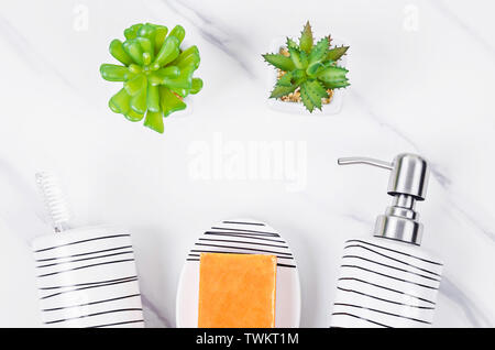 Set di pompa eramic bottiglia per sapone liquido o uno shampoo con sapone a base di erbe su sfondo marmo. Foto Stock