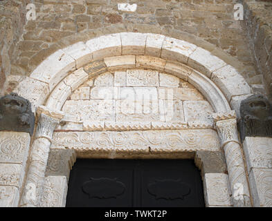 SOVANA, Toscana, Italia - 16 giugno 2019 - porta di ingresso della Concattedrale dei Santi Pietro e Paolo aka il Duomo di Sovana, closeup per mostrare un Foto Stock