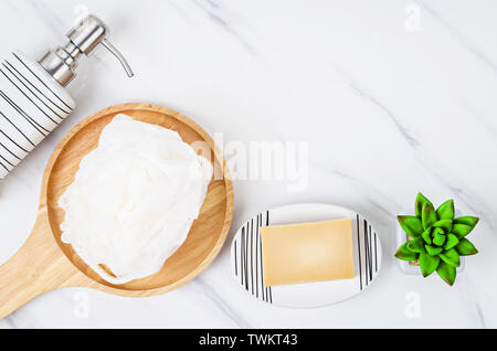 Set di pompa eramic bottiglia per sapone liquido o uno shampoo con sapone a base di erbe su sfondo marmo. Foto Stock