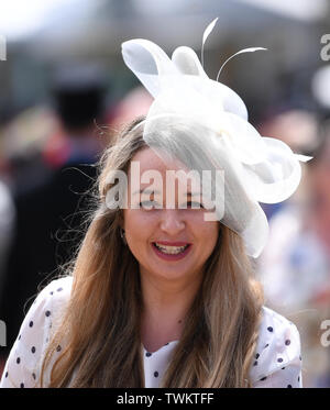 Ascot Racecourse, Berkshire, Regno Unito. Il 21 giugno, 2019. Royal Ascot Horse Racing; favoloso cappelli di Royal Ascot Credito: Azione Sport Plus/Alamy Live News Foto Stock