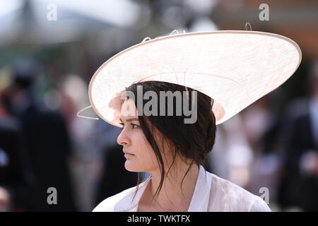 Ascot Racecourse, Berkshire, Regno Unito. Il 21 giugno, 2019. Royal Ascot Horse Racing; favoloso cappelli di Royal Ascot Credito: Azione Sport Plus/Alamy Live News Foto Stock