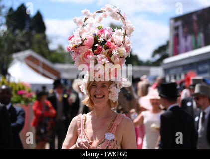 Ascot Racecourse, Berkshire, Regno Unito. Il 21 giugno, 2019. Royal Ascot Horse Racing; favoloso cappelli di Royal Ascot Credito: Azione Sport Plus/Alamy Live News Foto Stock