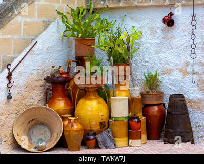 La città in provincia di Taranto Puglia, Italia meridionale, famosa per la ceramica artistica. Qui il suggestivo centro storico. Foto Stock