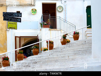 La città in provincia di Taranto Puglia, Italia meridionale, famosa per la ceramica artistica. Qui il suggestivo centro storico. Foto Stock