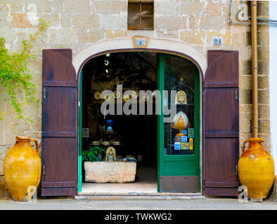 Grottaglie, Italia - Agosto 17, 2018: ingresso ad un laboratorio di ceramica. La città in provincia di Taranto Puglia, Italia meridionale, famoso per artista Foto Stock