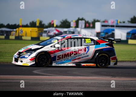 Dalton on Tees, Inghilterra, 15 giugno 2019. Matt Simpson alla guida di una Honda Civic Type R per Simpson Racing durante le prove libere per il Kwik montare British Touring Car Championship a Croft Racing circuito. Foto Stock