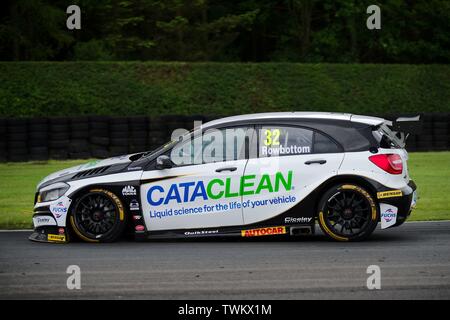 Dalton on Tees, Inghilterra, 15 giugno 2019. Daniel Rowbottom alla guida di una Mercedes-Benz Classe per Ciceley Motorsports durante le prove libere per il Kwik montare British Touring Car Championship a Croft Racing circuito. Foto Stock