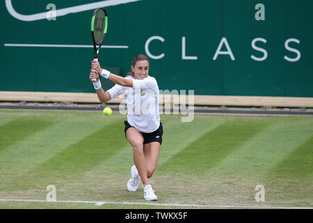 Birmingham, Regno Unito. Il 21 giugno, 2019. Petra Martic di Croazia durante il suo quarto di finale di partita contro Jelena Ostapenko della Lettonia . Natura Valle Classic 2019, internazionale di tennis femminile, giorno 5 al Edgbaston Priory Club a Birmingham, Inghilterra venerdì 21 giugno 2019. Solo uso editoriale. pic da Andrew Orchard, Credito: Andrew Orchard fotografia sportiva/Alamy Live News Foto Stock