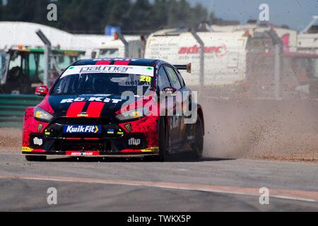 Dalton on Tees, Inghilterra, 15 giugno 2019. Nic Hamilton, alla guida di una Ford Focus RS ROKiT Racing con la Motorbase, esce la ghiaia durante le prove libere per il Kwik montare British Touring Car Championship a Croft Racing circuito. Foto Stock