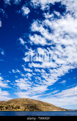 Spettacolari formazioni di nubi nel cielo sopra il lago Titicaca, Perù, Sud America Foto Stock