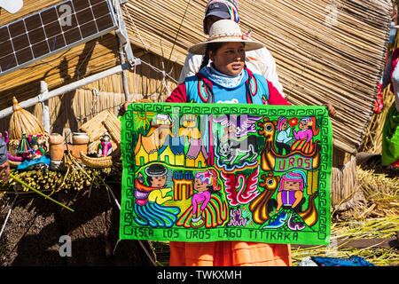 Fatte a mano artigianale di merci e prodotti tessili cuciti per la vendita su Isole Uros, reed isole galleggianti sul lago Titicaca, Perù, Sud America Foto Stock