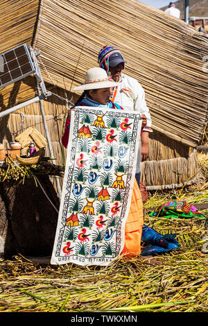 Fatte a mano artigianale di merci e prodotti tessili cuciti per la vendita su Isole Uros, reed isole galleggianti sul lago Titicaca, Perù, Sud America Foto Stock