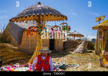 Fatte a mano artigianale di merci e prodotti tessili cuciti per la vendita su Isole Uros, reed isole galleggianti sul lago Titicaca, Perù, Sud America Foto Stock