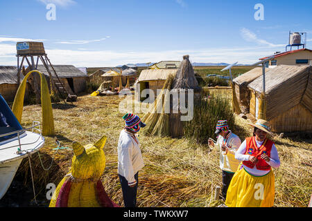 Gli isolani su Isole Uros, reed isole galleggianti sul lago Titicaca, Perù, Sud America Foto Stock