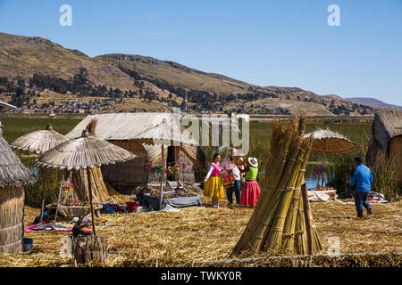 Gli isolani su Isole Uros, reed isole galleggianti sul lago Titicaca, Perù, Sud America Foto Stock