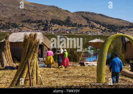 Gli isolani su Isole Uros, reed isole galleggianti sul lago Titicaca, Perù, Sud America Foto Stock