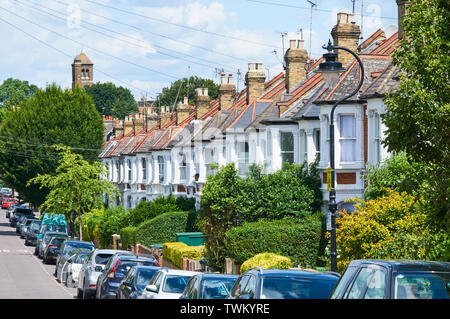 Fine del secolo case a schiera lungo la Strada di Nelson, Crouch End, London REGNO UNITO Foto Stock