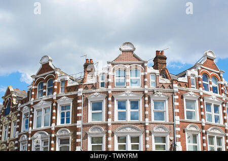 Fine terrazza Vittoriana nel centro di Crouch End, North London REGNO UNITO Foto Stock