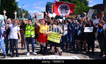 I giovani fanno pressione per un’azione volta a prevenire il cambiamento climatico in occasione del Manchester Youth Strike 4 Climate Protest del 21 giugno 2019, a Manchester, Regno Unito. Il gruppo marciò da Piazza San Pietro nel centro della città all'Università di Manchester. Una delle loro richieste è che l’Università si disinvestimenti nei combustibili fossili. Foto Stock