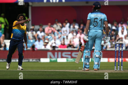 Leeds, Regno Unito. Il 21 giugno, 2019. Inghilterra perdono il loro primo wicket come Jonny Bairstow è intrappolato LBW off il bowling di Lasith Malinga durante l'ICC Cricket World Cup 2019 match tra Inghilterra e Sri Lanka di smeraldo Headingley, Leeds venerdì 21 giugno 2019. (Credit: Chris Booth | MI News) Credito: MI News & Sport /Alamy Live News Foto Stock