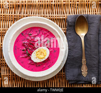 Zuppa di barbabietole. Holodnik. Estate a freddo piatto vegetariano di api, cetrioli, patate, uova, cipollotti aneto e prezzemolo con il kefir o panna acida. Trad Foto Stock