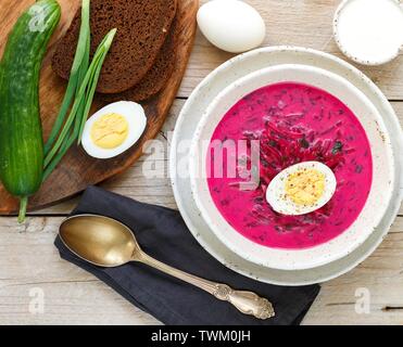 Zuppa di barbabietole. Holodnik. Estate a freddo piatto vegetariano di api, cetrioli, patate, uova, cipollotti aneto e prezzemolo con il kefir o panna acida. Trad Foto Stock