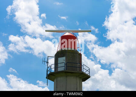 Dettaglio di una torre radar in antichi Doel, Belgio con una parte superiore rossa Foto Stock