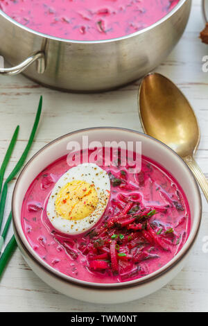 Zuppa di barbabietole. Holodnik. Estate a freddo piatto vegetariano di api, cetrioli, patate, uova, cipollotti aneto e prezzemolo con il kefir o panna acida. Trad Foto Stock