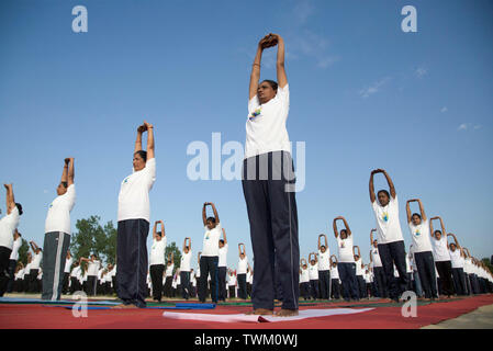 Srinagar, Indiano-controllato del Kashmir. Il 21 giugno, 2019. Le persone che frequentano una sessione di yoga per contrassegnare la International Yoga giorno a Srinagar, la capitale estiva di Indiano-Kashmir controllata, 21 giugno 2019. Credito: Javed Dar/Xinhua/Alamy Live News Foto Stock