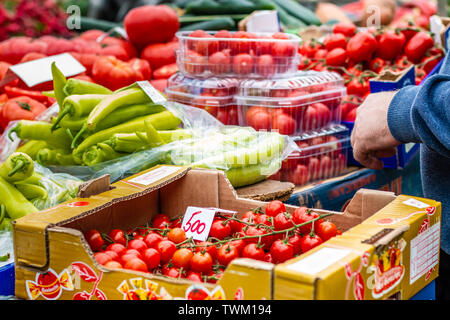 Vari tipi di prodotti freschi pomodori rossi pronti per la vendita sul mercato a Belgrado. Foto Stock