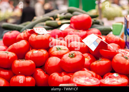 Pila di prodotti freschi pomodori rossi pronti per la vendita sul marketplace contatore a Belgrado. Close up. Foto Stock