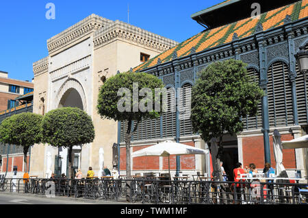 La parte anteriore della storica Mercado de Atarazanas mercato coperto, nella città di Malaga, Spagna, Europa Foto Stock