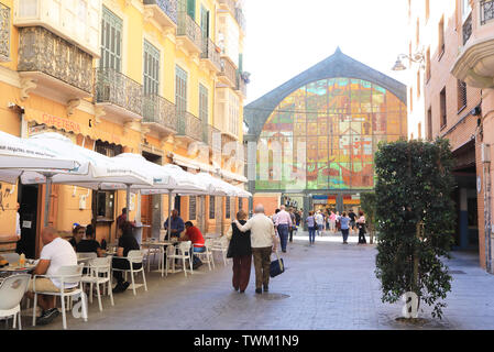 La bella vetrata sul retro dello storico mercato coperto il Mercado de Atarazanas, nella città di Malaga, Spagna, Europa Foto Stock