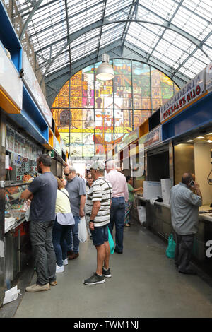 Interno della storica Mercado de Atarazanas, un tradizionale mercato con stand gastronomici e tapas bar nella città di Malaga, Spagna, Europa Foto Stock