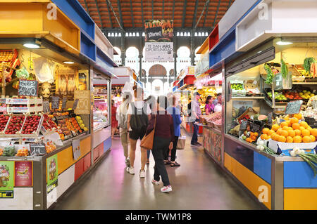 Interno della storica Mercado de Atarazanas, un tradizionale mercato di frutta e verdura, chioschi e tapas bar nella città di Malaga, Spagna, Europa Foto Stock