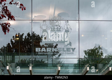 Bansley Metropolitan Borough funzionario del Consiglio blasone o cresta al di sopra del consiglio ingresso uffici in Westgate, Barnsley, South Yorkshire, Inghilterra, Regno Unito Foto Stock