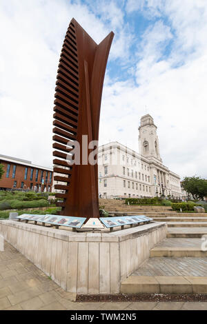 Traversata (verticale) scultura da Nigel Hall - conosciuto localmente come il Barnsley nit pettine - al di fuori del Municipio, Barnsley, South Yorkshire, Inghilterra, Regno Unito Foto Stock