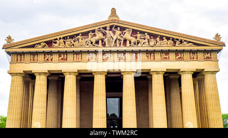 Pedimental sculture su scala piena replica del Partenone in Centennial Park Nashville Tennessee negli Stati Uniti. Foto Stock