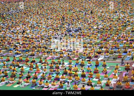 Bangalore, India. Il 21 giugno, 2019. Le persone a svolgere yoga a marchio International Yoga giorno a Bangalore, India, 21 giugno 2019. Credito: Stringer/Xinhua/Alamy Live News Foto Stock