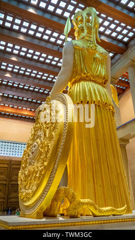 Vista posteriore della statua di Athena Parthenos all'interno della scala piena replica Partenone in Centennial Park Nashville Tennessee negli Stati Uniti. Foto Stock