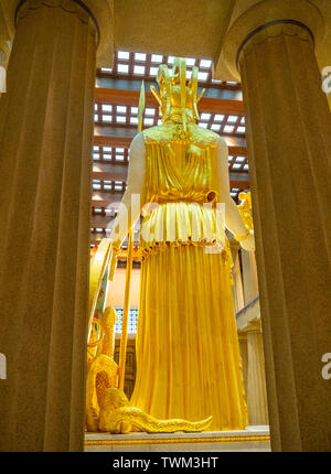 Vista posteriore della statua di Athena Parthenos all'interno della scala piena replica Partenone in Centennial Park Nashville Tennessee negli Stati Uniti. Foto Stock
