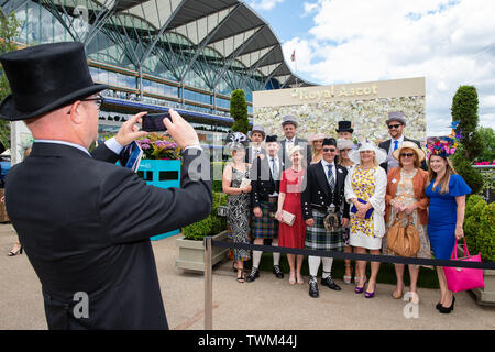 Ascot Berkshire, Regno Unito. Il 21 giugno, 2019. Un uomo in un top hat prende la foto di un gruppo di racegoers il giorno 4 presso il Royal Ascot, Ascot Racecourse. Credito: Maureen McLean/Alamy Live News Foto Stock