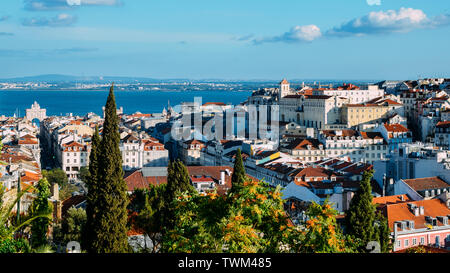 Lisbona, Portogallo cityscape affacciato Baixa area del centro cittadino. Visibili i punti di riferimento includono: Rua Augusta Arco Trionfale, Rossio, Elevador de Santa Justa Foto Stock