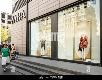 Vetrine di un ramo della catena di moda Zara nell'area della città vecchia di Bucarest, București, Romania Foto Stock