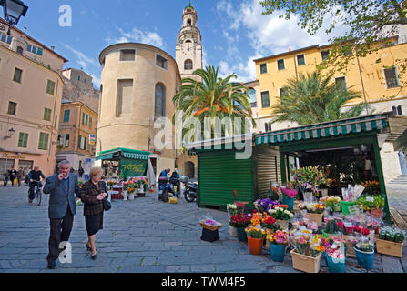 I negozi di fiori nel centro storico La Pigna, dietro lo stadio di San Siro, Cattedrale di San Remo, Riviera di PonenteItaly, Liguria, Italia Foto Stock