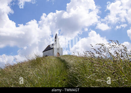 La piccola chiesa bianca sulla collina nei Paesi Bassi. Foto Stock