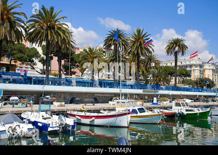 Lungomare del porto di San Remo, città portuale presso la costa ligure, Liguria, Italia Foto Stock