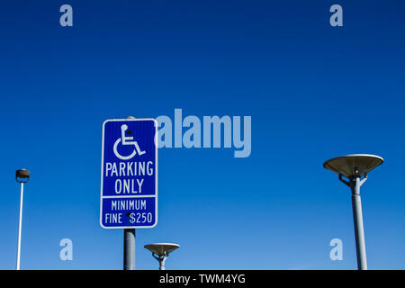 Il segno di handicap Parcheggio Foto Stock